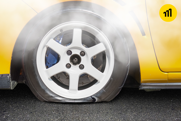 A troca de um pneu furado pode ser um grande desafio para motoristas que nunca passaram por essa situação. Por isso, saber como agir é essencial para evitar um transtornos maiores.