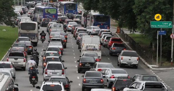 O rodízio de veículos é definido pelos municípios. São Paulo é a principal cidade com restrição por final de placa. Entenda horários, regras, multas e como isso impacta sua rotina.